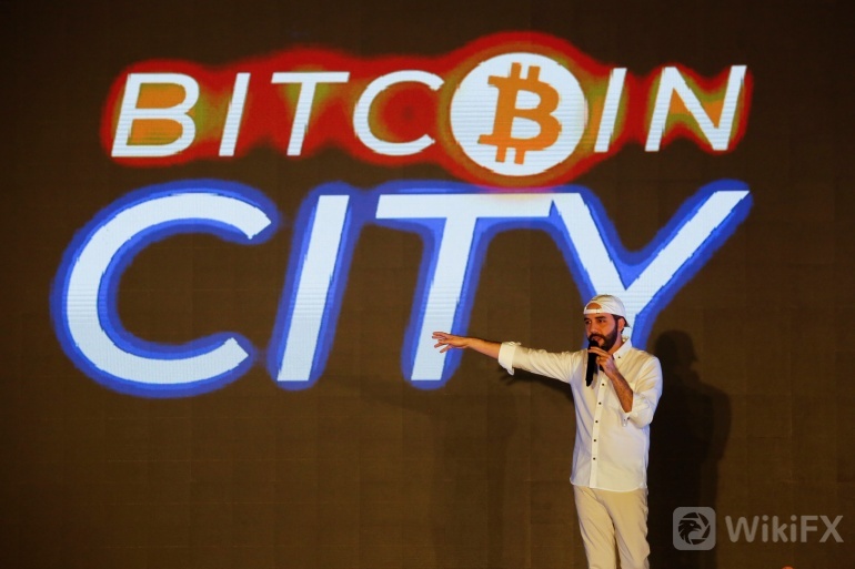 2021-11-21T054912Z_522979261_RC2LYQ9H2QR9_RTRMADP_3_EL-SALVADOR-BITCOIN.jpg